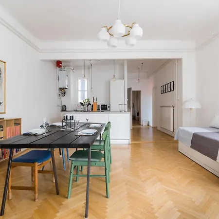 Klauzal W/3 Bedrooms, French Balcony شقة بودابست