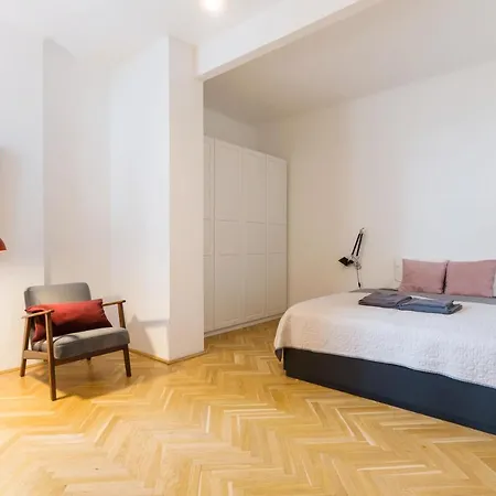 アパート Klauzal W/3 Bedrooms, French Balcony ブダペスト