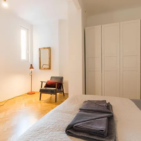 Klauzal W/3 Bedrooms, French Balcony