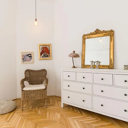Klauzal W/3 Bedrooms, French Balcony Appartement