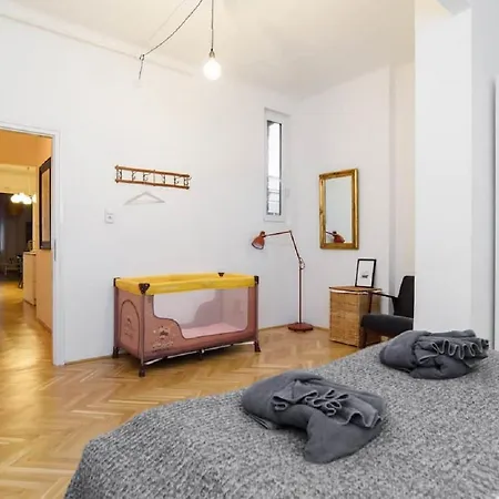 Klauzal W/3 Bedrooms, French Balcony