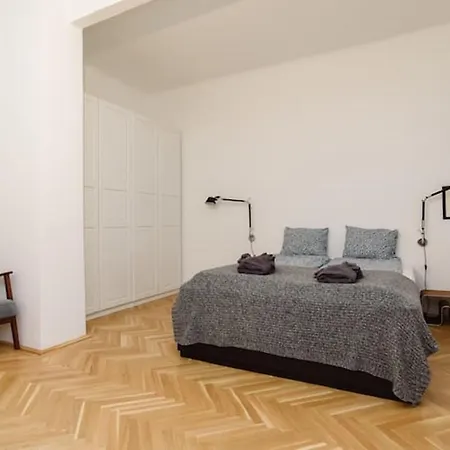 Klauzal W/3 Bedrooms, French Balcony