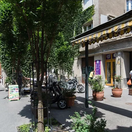 Klauzal W/3 Bedrooms, French Balcony Appartement *
