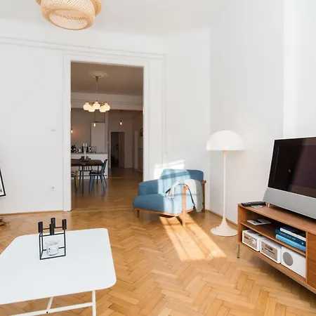 Klauzal W/3 Bedrooms, French Balcony Boedapest