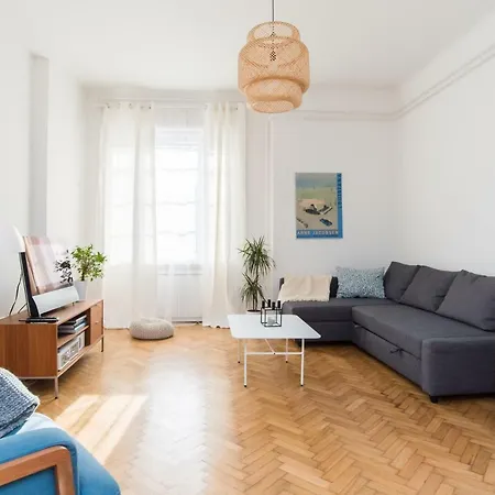 Klauzal W/3 Bedrooms, French Balcony Boedapest