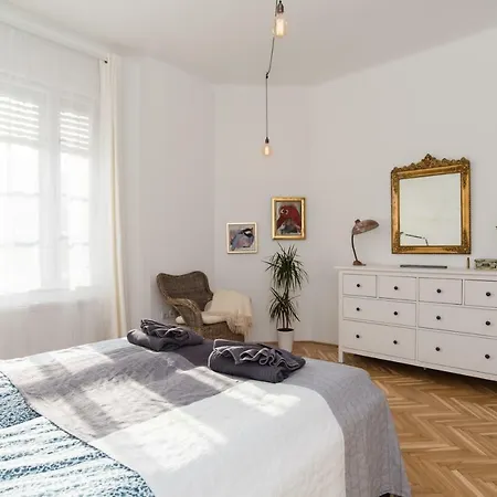 Klauzal W/3 Bedrooms, French Balcony Boedapest