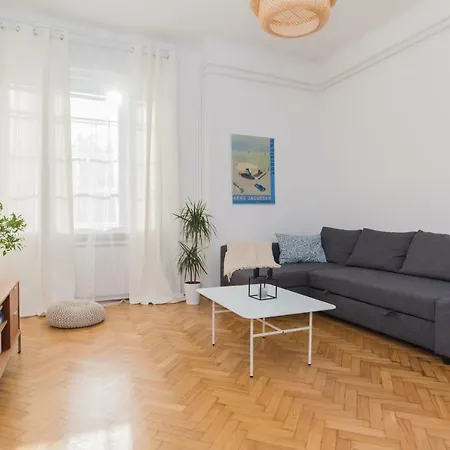 Klauzal W/3 Bedrooms, French Balcony Appartement *